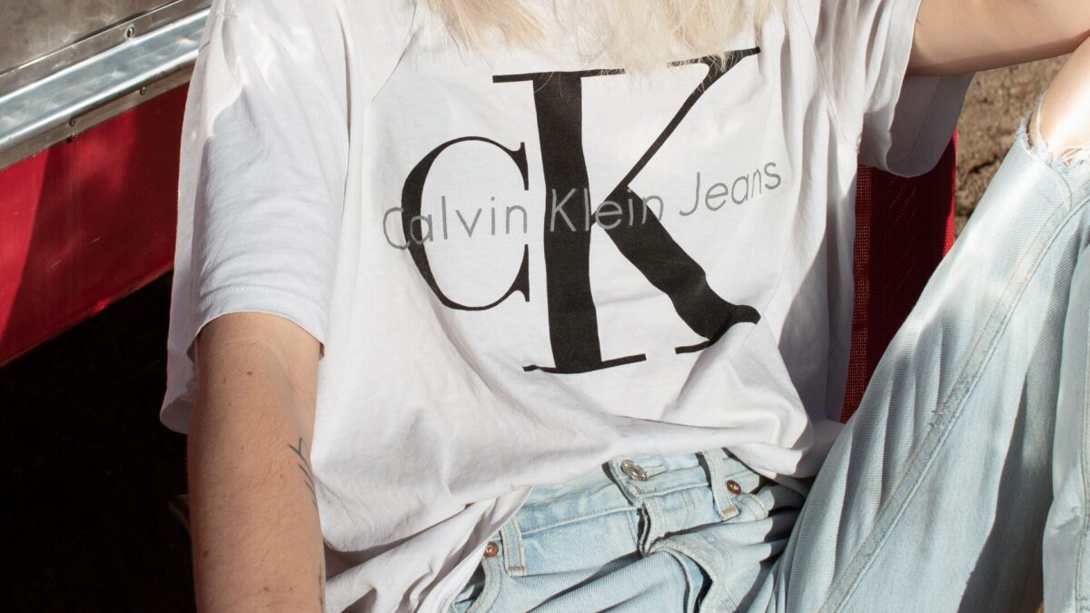 Calvin Klein in deiner Garderobe – wie kreiert man stilvolle Sets? 